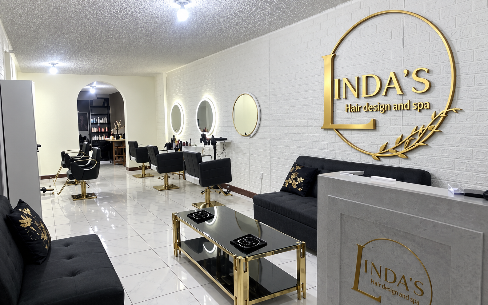 Colorista aplicando balayage a clienta en salón Linda's Hair Design and Spa zona 16